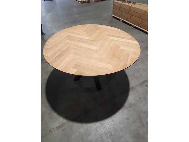 Ronde eiken eettafel – 140 cm – visgraat blad met stalen poot, eiken, 2024 - afbeelding 5 van  6