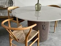 Ronde marmeren eettafel onetwentythree furniture, wit marmer / beige, bouwjaar 2022