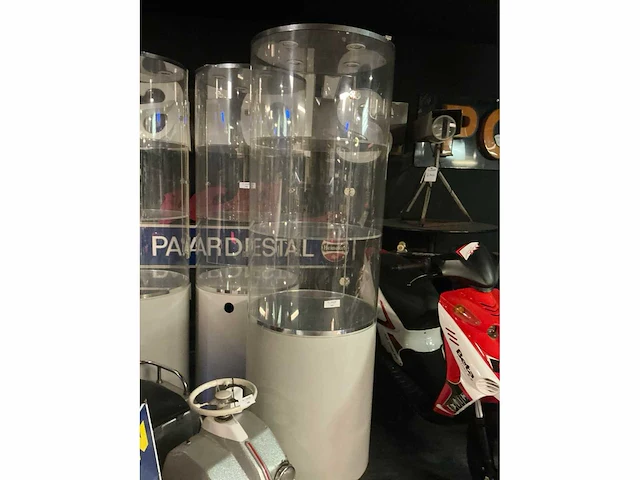 Ronde perspex jaren ’60-70 vitrine kasten - afbeelding 2 van  4