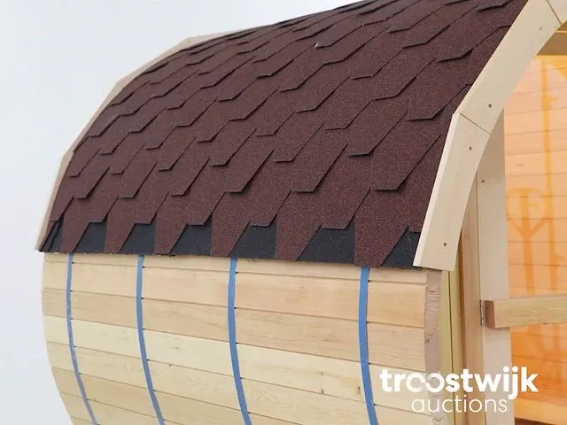 Ronde sauna met kachel voorzien van red cedar hout - 240 x 180cm - afbeelding 3 van  4