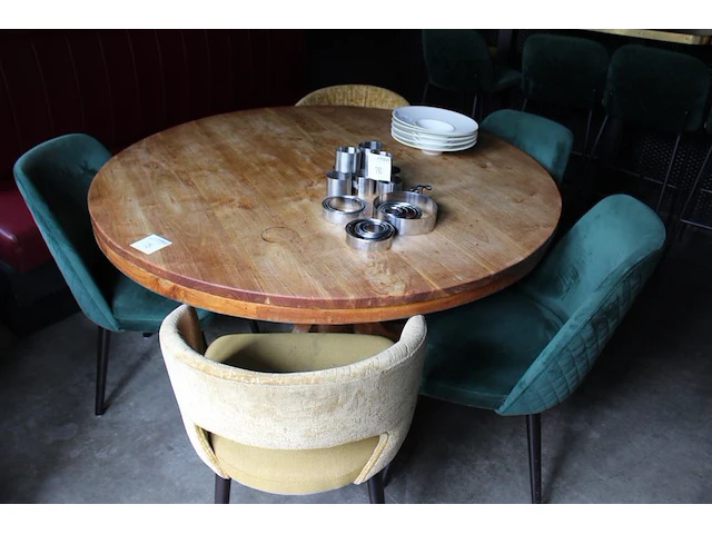 Ronde tafel met doorsnede 140 cm en hoogte 78 cm met vijf groen en geel gestoffeerde stoelen. - afbeelding 1 van  2