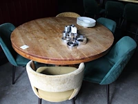 Ronde tafel met doorsnede 140 cm en hoogte 78 cm met vijf groen en geel gestoffeerde stoelen. - afbeelding 1 van  2