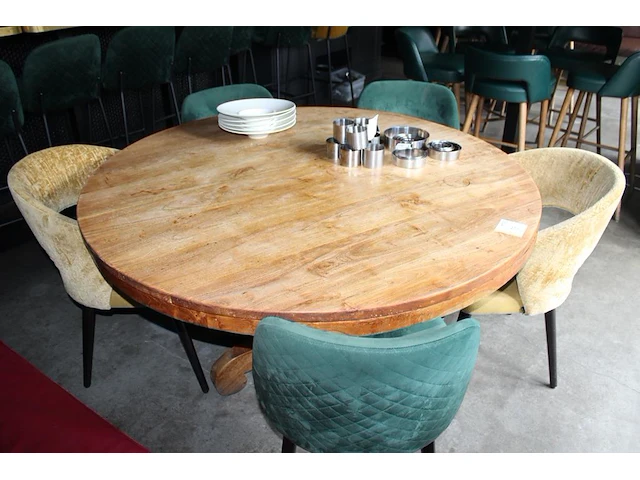 Ronde tafel met doorsnede 140 cm en hoogte 78 cm met vijf groen en geel gestoffeerde stoelen. - afbeelding 2 van  2