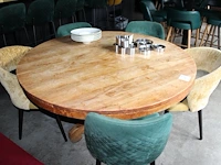 Ronde tafel met doorsnede 140 cm en hoogte 78 cm met vijf groen en geel gestoffeerde stoelen. - afbeelding 2 van  2