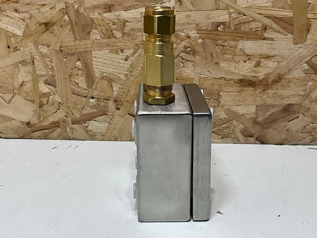 Rose rvs montagedoos met messing wartels (3x) - afbeelding 3 van  6