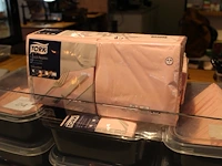 Rose servetten in en op 9 kunststof bakken. - afbeelding 2 van  3