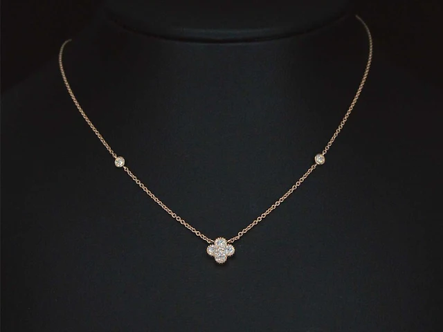Rosegouden collier met diamanten hangers klaver vier - afbeelding 2 van  7
