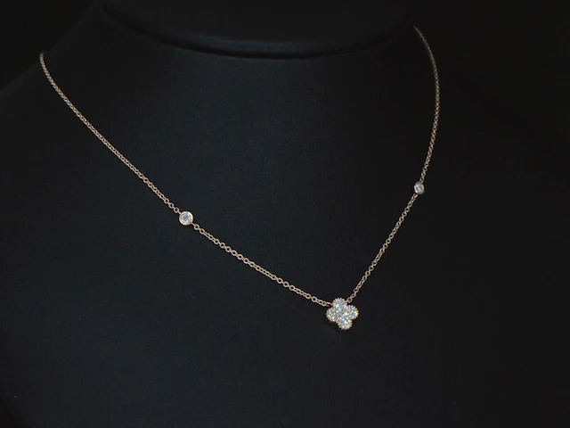 Rosegouden collier met diamanten hangers klaver vier - afbeelding 3 van  7