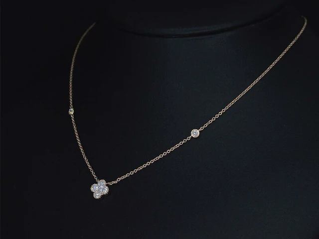Rosegouden collier met diamanten hangers klaver vier - afbeelding 4 van  7