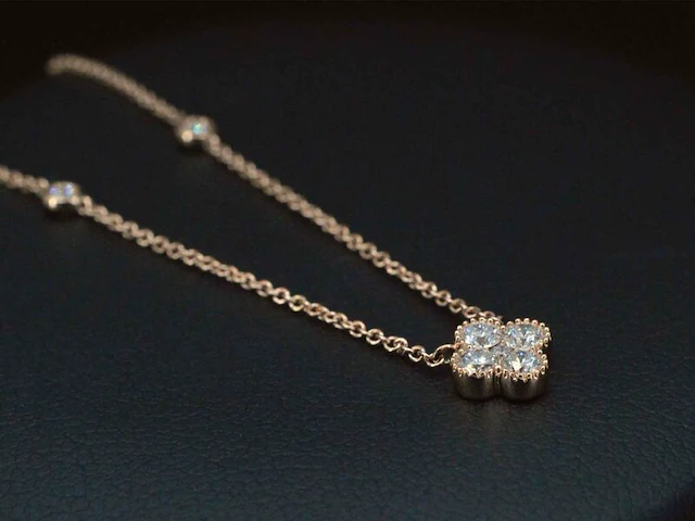 Rosegouden collier met diamanten hangers klaver vier - afbeelding 6 van  7
