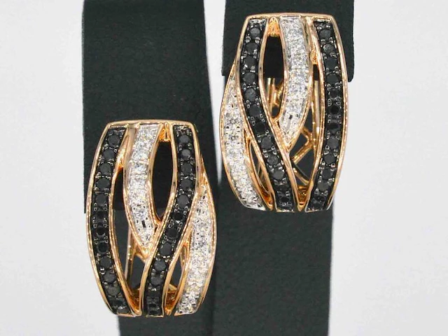 Rosegouden design oorbellen met witte en zwarte briljanten diamanten - afbeelding 1 van  12