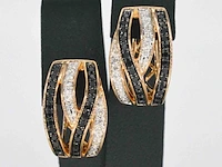 Rosegouden design oorbellen met witte en zwarte briljanten diamanten - afbeelding 1 van  12