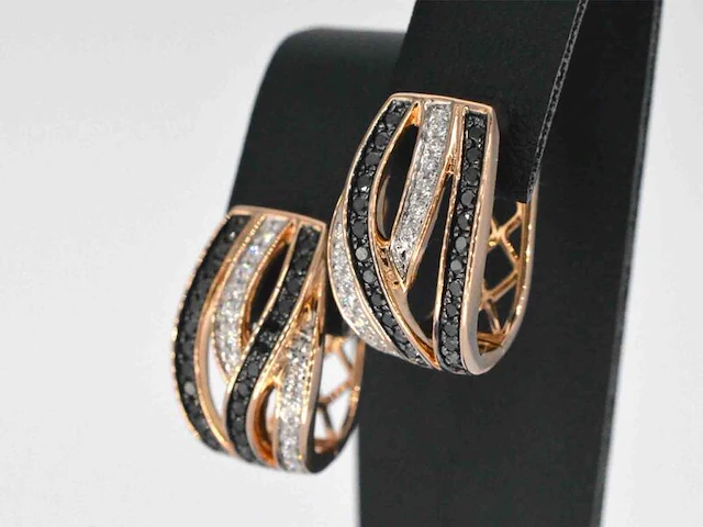 Rosegouden design oorbellen met witte en zwarte briljanten diamanten - afbeelding 7 van  12