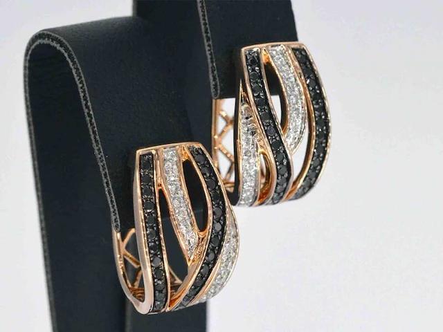 Rosegouden design oorbellen met witte en zwarte briljanten diamanten - afbeelding 8 van  12