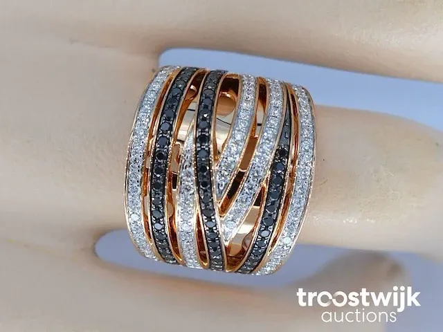 Rosegouden design ring met witte en zwarte briljanten diamanten - afbeelding 3 van  9