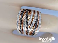 Rosegouden design ring met witte en zwarte briljanten diamanten - afbeelding 3 van  9