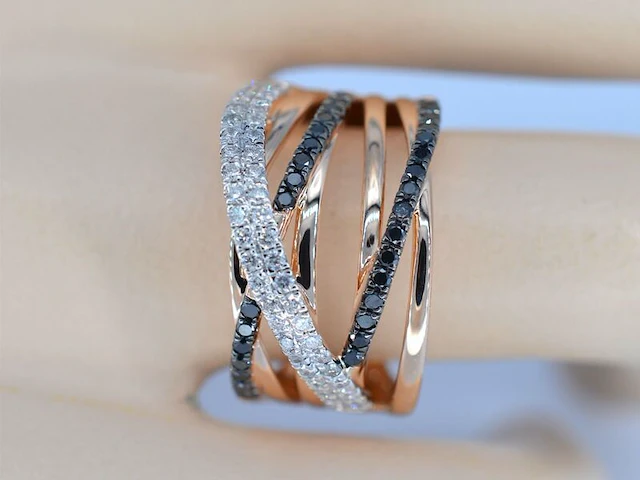 Rosegouden design ring met witte en zwarte briljanten diamanten - afbeelding 3 van  10
