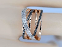 Rosegouden design ring met witte en zwarte briljanten diamanten - afbeelding 3 van  10