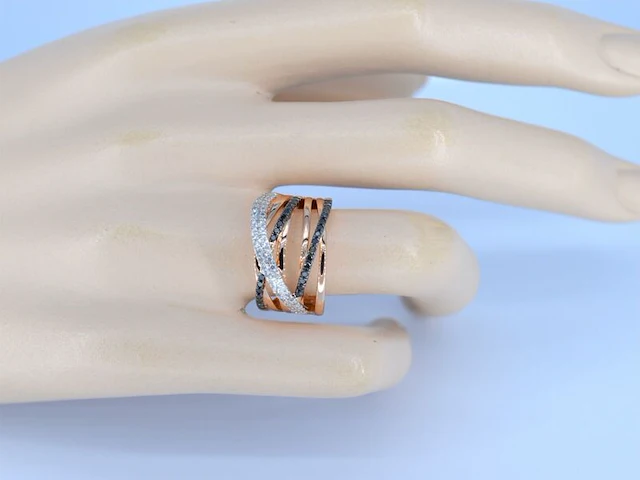 Rosegouden design ring met witte en zwarte briljanten diamanten - afbeelding 4 van  10
