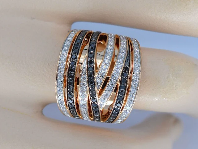Rosegouden design ring met witte en zwarte briljanten diamanten - afbeelding 3 van  10
