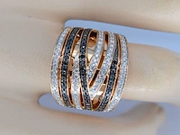 Rosegouden design ring met witte en zwarte briljanten diamanten - afbeelding 3 van  10