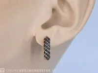 Rosegouden oorbellen met zwarte diamant - afbeelding 3 van  10