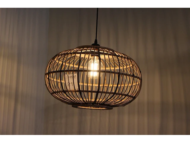 Rotan hanglamp. let op: dient door uzelf gedemonteerd te worden op 4 m hoogte. - afbeelding 1 van  2