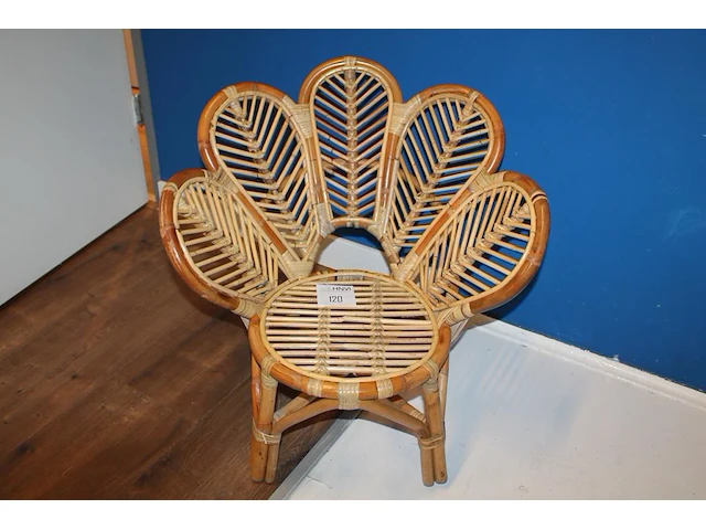 Rotan kinderstoel met hoogte 65 cm. - afbeelding 1 van  2