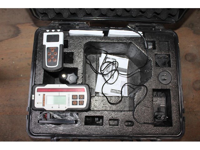 Roterende laser laserliner quadron met statief, ontvanger en afstandsbediening in flightcase. - afbeelding 1 van  4