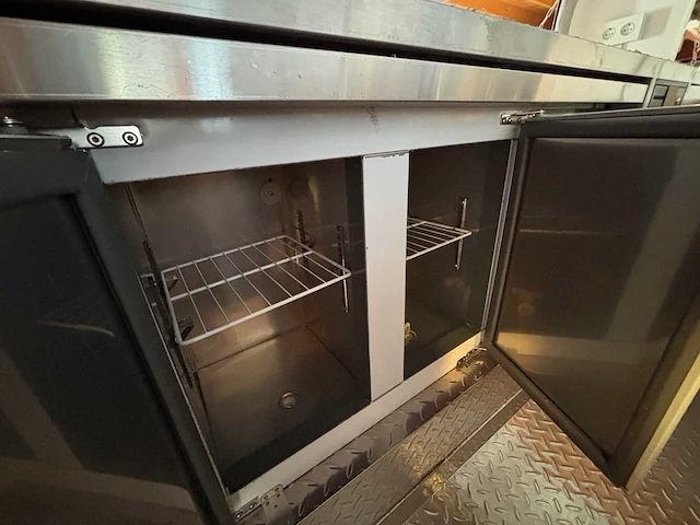 Roundtop - foodtruck - 2025 - afbeelding 19 van  28