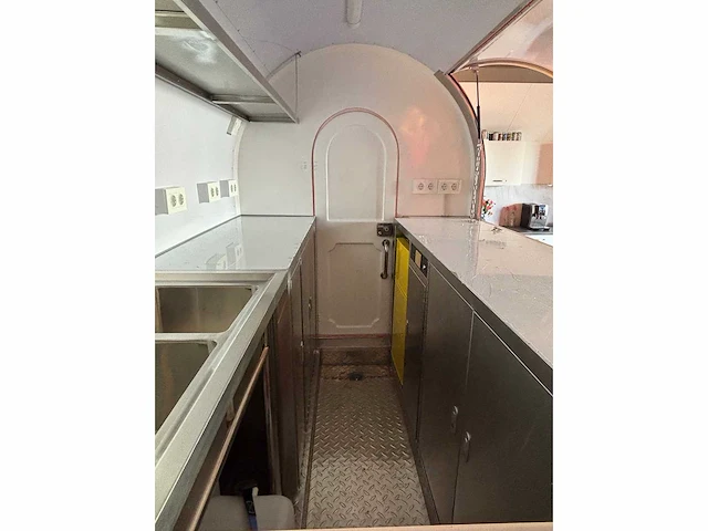 Roundtop - foodtruck - 2025 - afbeelding 15 van  23