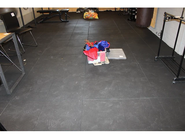 Rubber vloertegels 1x1m w.o. 30 hele tegels en diverse restant stukken. - afbeelding 1 van  2