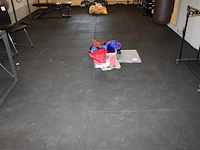 Rubber vloertegels 1x1m w.o. 30 hele tegels en diverse restant stukken. - afbeelding 1 van  2