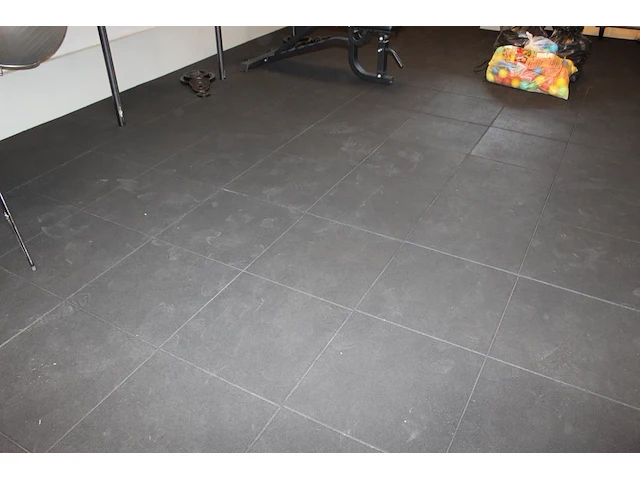 Rubber vloertegels 1x1m w.o. 30 hele tegels en diverse restant stukken. - afbeelding 2 van  2