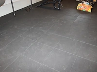 Rubber vloertegels 1x1m w.o. 30 hele tegels en diverse restant stukken. - afbeelding 2 van  2
