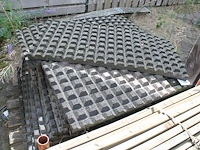 Rubberen tuintegels 50 x 100 cm op pallet. circa 30 stuks. - afbeelding 1 van  2
