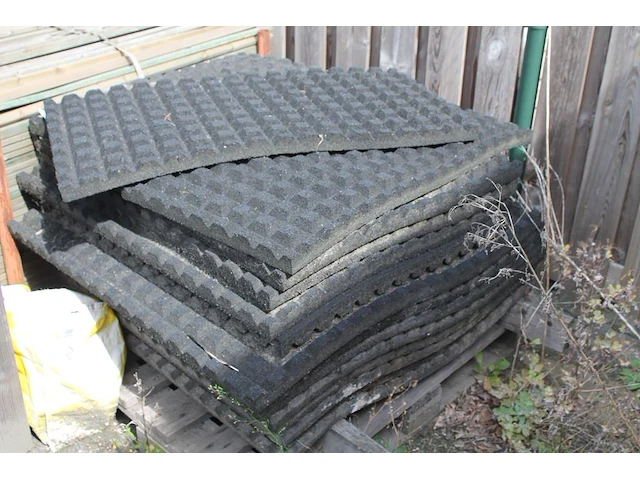 Rubberen tuintegels 50 x 100 cm op pallet. circa 30 stuks. - afbeelding 2 van  2