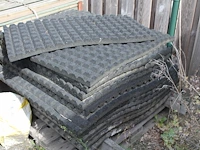 Rubberen tuintegels 50 x 100 cm op pallet. circa 30 stuks. - afbeelding 2 van  2