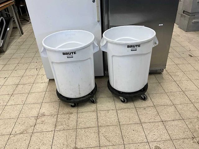 Rubbermaid brute afvalemmer op trolly (2x) - afbeelding 1 van  6