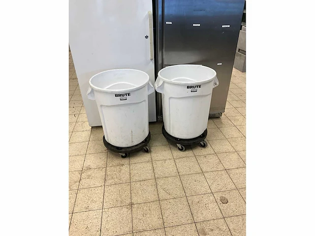 Rubbermaid brute afvalemmer op trolly (2x) - afbeelding 2 van  6