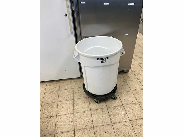 Rubbermaid brute afvalemmer op trolly (2x) - afbeelding 3 van  6