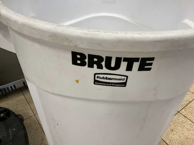 Rubbermaid brute afvalemmer op trolly (2x) - afbeelding 5 van  6