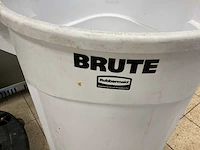 Rubbermaid brute afvalemmer op trolly (2x) - afbeelding 5 van  6