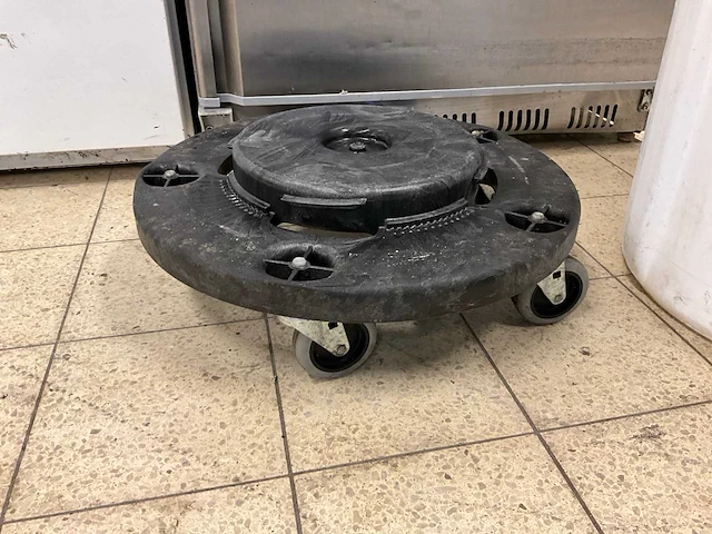 Rubbermaid brute afvalemmer op trolly (2x) - afbeelding 6 van  6