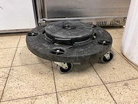 Rubbermaid brute afvalemmer op trolly (2x) - afbeelding 6 van  6