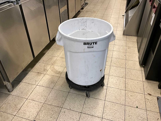 Rubbermaid brute afvalemmer op trolly - afbeelding 1 van  6