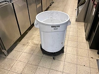 Rubbermaid brute afvalemmer op trolly - afbeelding 1 van  6