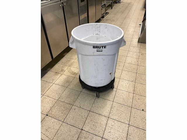 Rubbermaid brute afvalemmer op trolly - afbeelding 2 van  6