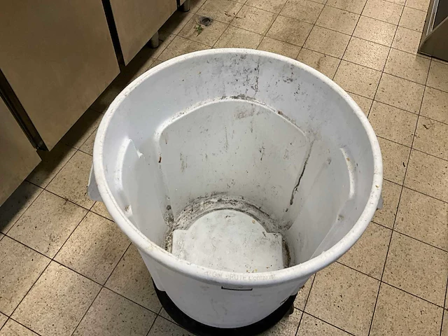 Rubbermaid brute afvalemmer op trolly - afbeelding 3 van  6