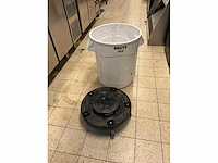 Rubbermaid brute afvalemmer op trolly - afbeelding 4 van  6